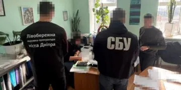 У Дніпрі топменеджери держпідприємства роками платили зарплату знайомим