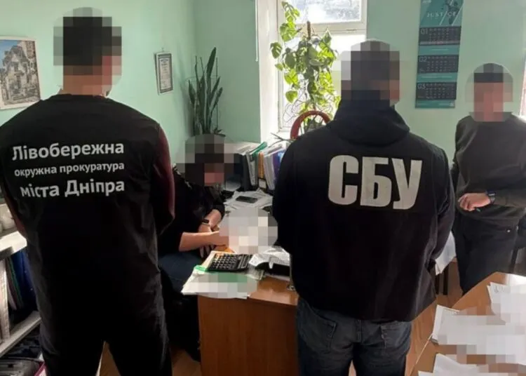 У Дніпрі топменеджери держпідприємства роками платили зарплату знайомим
