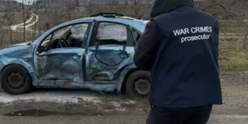 На Дніпропетровщині ворожий дрон влучив у авто та травмував матір з дитиною