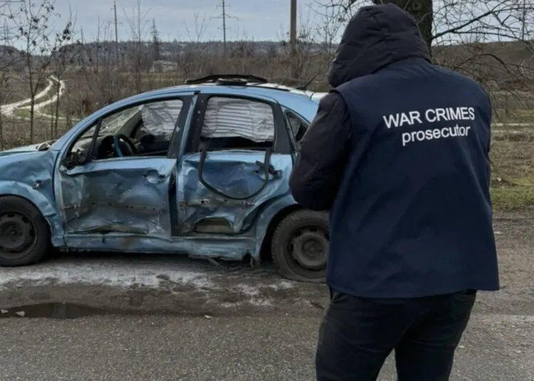На Дніпропетровщині ворожий дрон влучив у авто та травмував матір з дитиною