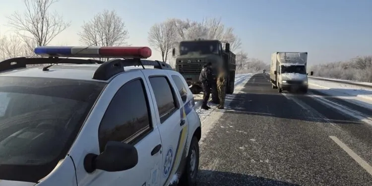 На Дніпропетровщині водії та військові опинилися у сніговій пастці