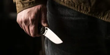 На Дніпропетровщині чоловік із ножем атакував парамедика