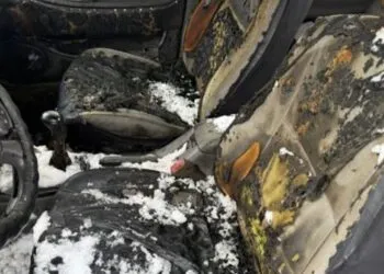 Кохання до в’язниці доведе: на Дніпропетровщині чоловік спалив Mazda через ревнощі