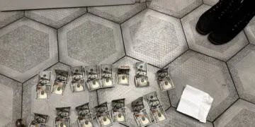 Дозвіл на рекламу за 2600 доларів: на Дніпропетровщині на хабарі затримали посадовицю