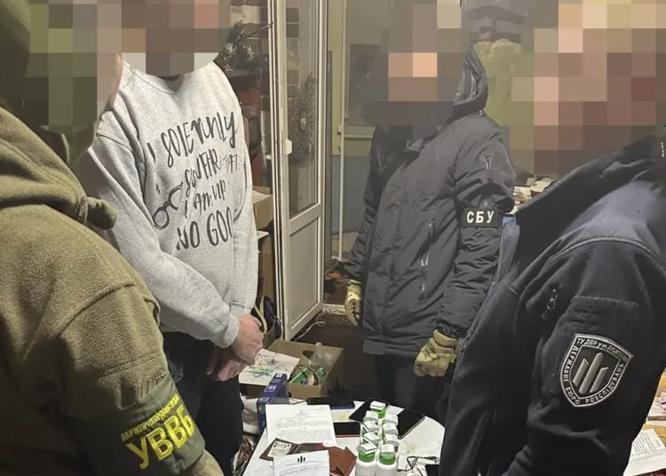 На Дніпропетровщині прикордонник зі спільниками влаштував наркопритон у багатоповерхівці