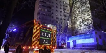 У Дніпрі жінку знімали автодрабиною з 15 поверху через пожежу