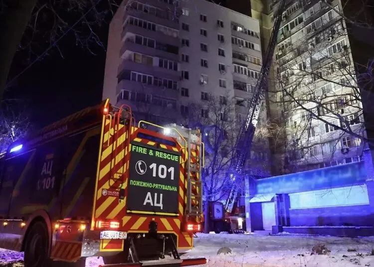 У Дніпрі жінку знімали автодрабиною з 15 поверху через пожежу