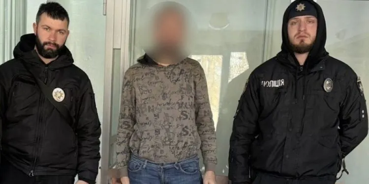 Порубав сокирою і ліг спати: у Дніпрі чоловік лише зранку викликав швидку пораненому