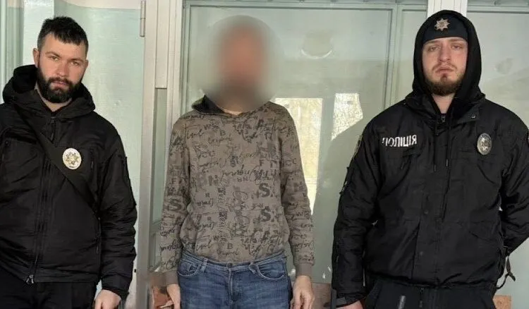 Порубав сокирою і ліг спати: у Дніпрі чоловік лише зранку викликав швидку пораненому