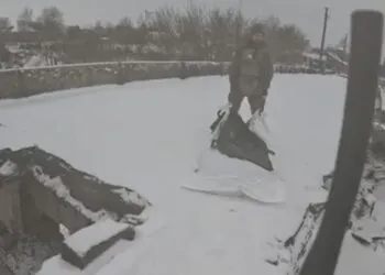 На Дніпропетровщині поліцейські 3 кілометри несли тіло померлого через замети та обстріли