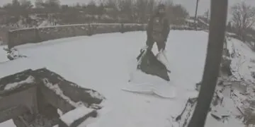 На Дніпропетровщині поліцейські 3 кілометри несли тіло померлого через замети та обстріли