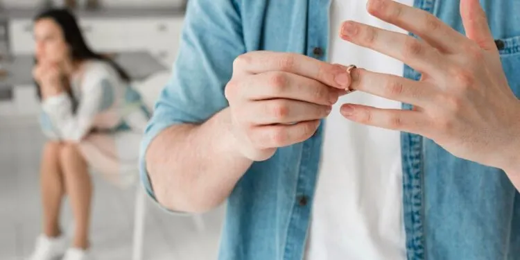 У Кривому Розі чоловік замінив замки у квартирі, поки дружини з дитиною не було вдома: чим завершилось