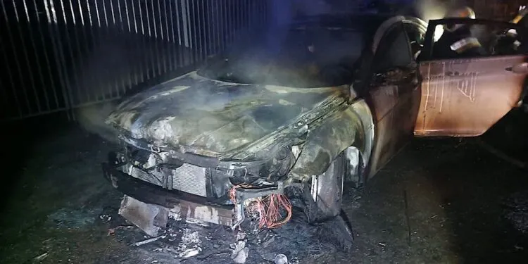 У Дніпрі чоловік спалив автівку коханої через ревнощі