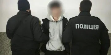 Жорстокий напад у центрі Дніпра: підлітки накинулися на військового з ножем