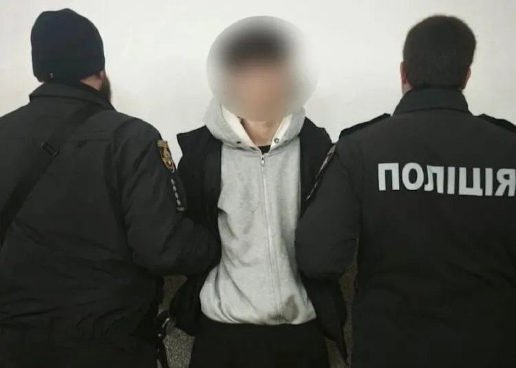 Жорстокий напад у центрі Дніпра: підлітки накинулися на військового з ножем