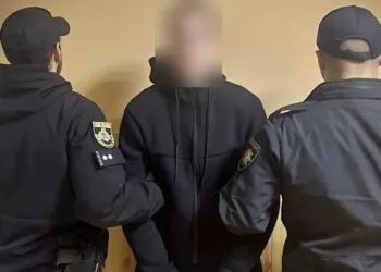 У Дніпрі пара пограбувала пенсіонерку в підʼїзді
