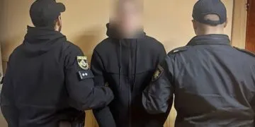 У Дніпрі пара пограбувала пенсіонерку в підʼїзді