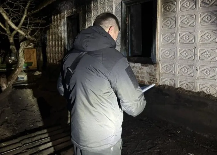 На Дніпропетровщині троє дітей згоріли у пожежі, бо мати їх зачинила і пішла