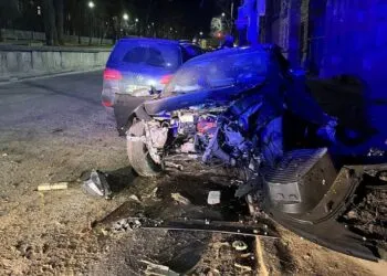 У Дніпрі 17-річний водій на електрокарі протаранив будинок і авто