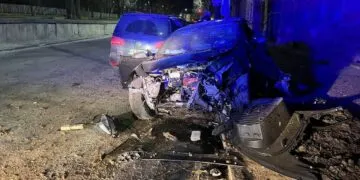 У Дніпрі 17-річний водій на електрокарі протаранив будинок і авто