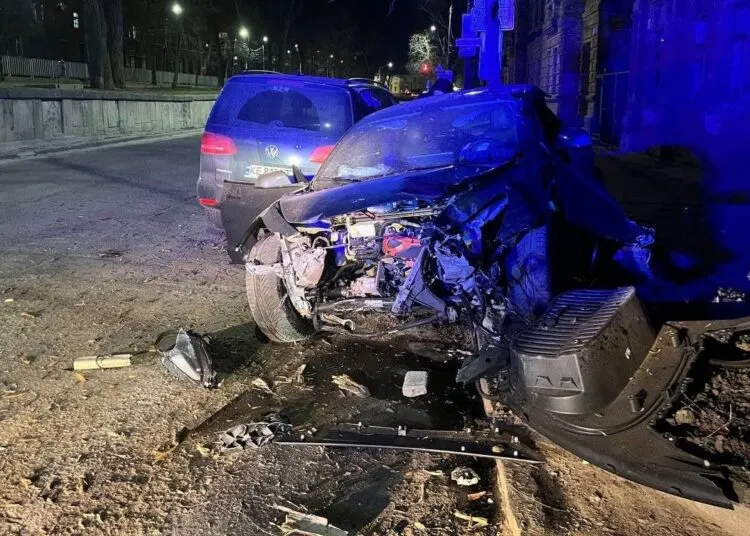 У Дніпрі 17-річний водій на електрокарі протаранив будинок і авто