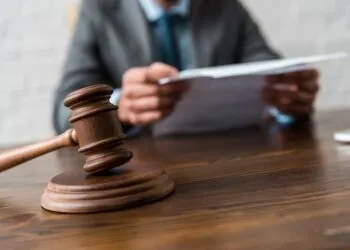 У Кривому Розі засудили чоловіка, який під час п'яної сварки вбив власну матір і вкрав її телефон