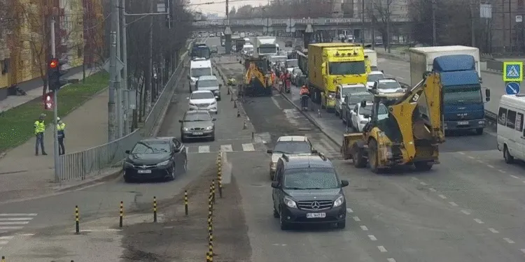 Розповіли, де сьогодні найбільші затори через ремонт доріг