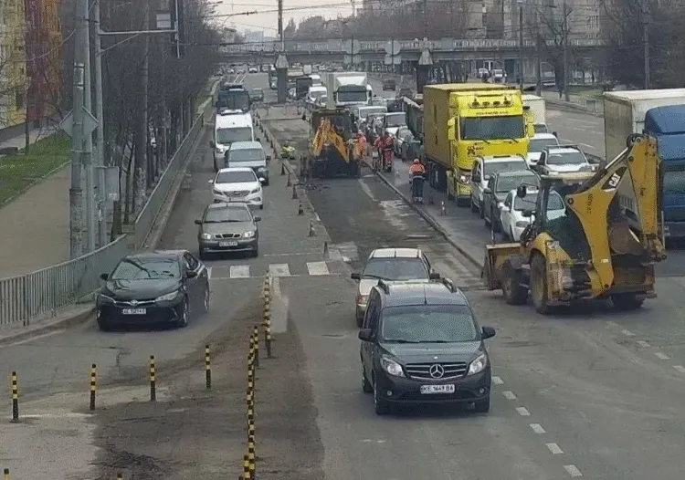 Розповіли, де сьогодні найбільші затори через ремонт доріг