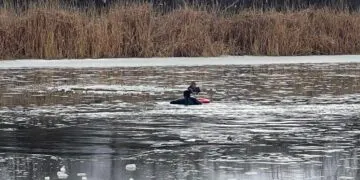 У Самарі чоловік ледь не потонув, провалившись під лід: деталі