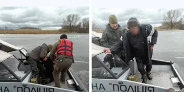 Під Дніпром рятувальники витягли рибалку з-під криги