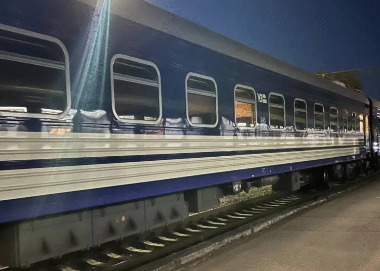 Пасажирів висадили посеред ночі: що сталося з поїздом з Кривого Рогу