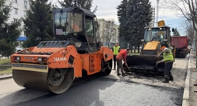 У Дніпрі масово ремонтують дороги на мостах та в центрі