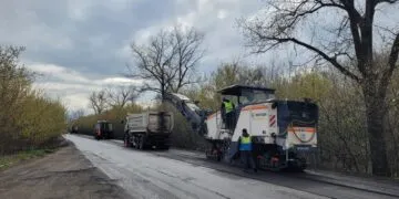 Ремонт доріг на Дніпропетровщині: де саме зараз латають ями та які плани на тиждень