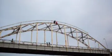 У Дніпрі перехожі та поліцейські врятували жінку на мосту