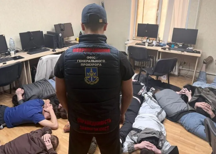 Детектор брехні та "романтичні" розводи: у Дніпрі ліквідували мережу елітних кол-центрів