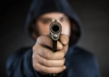 У Дніпрі п'яний дебошир викликав швидку і погрожував медикам пістолетом і ножем