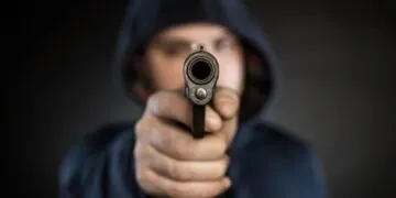 У Дніпрі п'яний дебошир викликав швидку і погрожував медикам пістолетом і ножем
