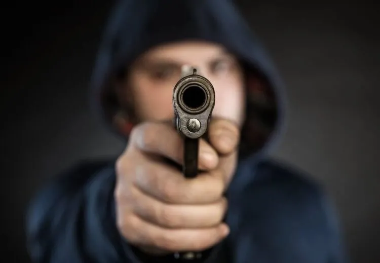 У Дніпрі п'яний дебошир викликав швидку і погрожував медикам пістолетом і ножем