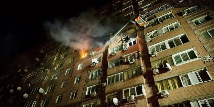 Обстріл Дніпра: ворог влучив у багатоповерхівку, є постраждалі