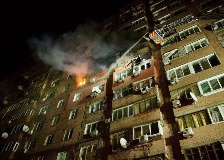 Обстріл Дніпра: ворог влучив у багатоповерхівку, є постраждалі