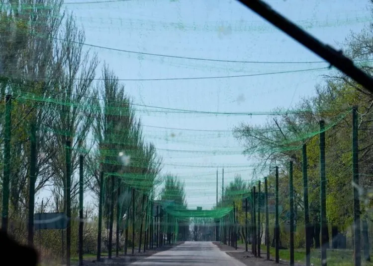 На критичних ділянках доріг Дніпропетровщини з’явилися антидронові сітки