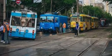 Транспортний колапс у центрі Дніпра: через діру в дорозі зупинилися трамваї та тролейбуси