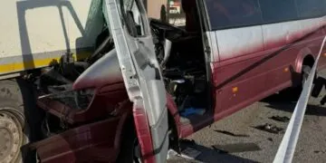 Під Дніпром автобус влетів у вантажівку: 1 загибла, 5 постраждалих