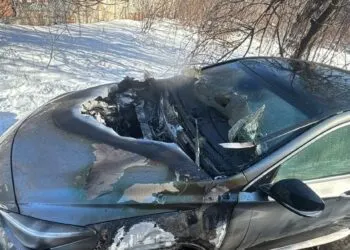На Дніпропетровщині підліток спалив машину у дворі багатоповерхівки: деталі справи