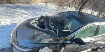 На Дніпропетровщині підліток спалив машину у дворі багатоповерхівки: деталі справи