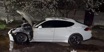 На Дніпропетровщині чоловік спалив авто знайомої і втік