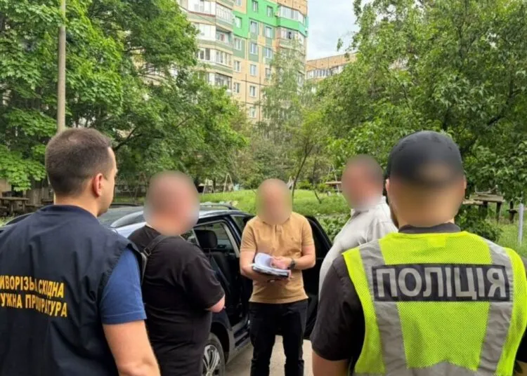 На Дніпропетровщині викрили схему продажу елітних авто для ЗСУ