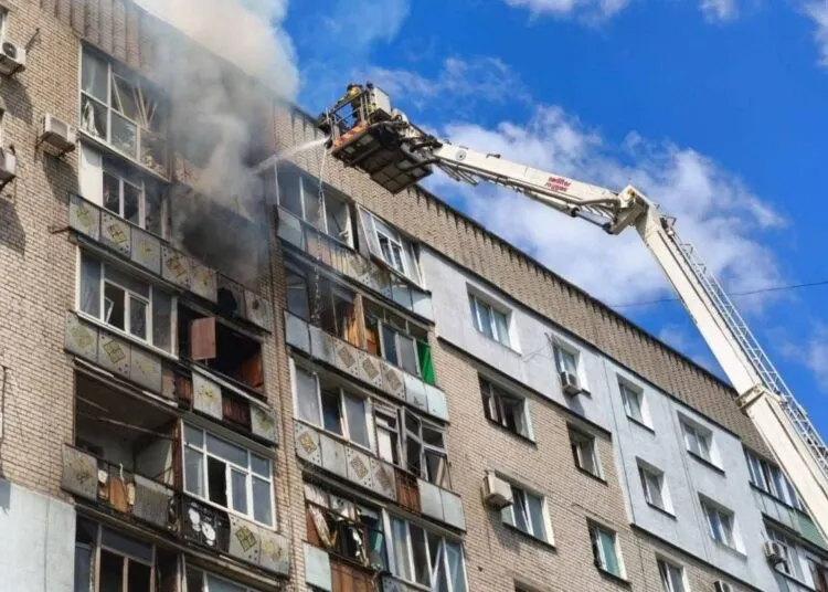 Обстріл Павлограда: понівечена багатоповерхівка, 10 постраждалих