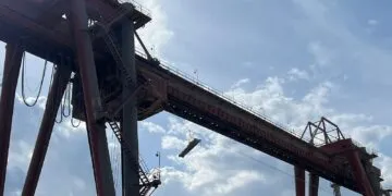 На підприємстві Криворіжжя загинув працівник у кабіні крана на 30-метровій висоті