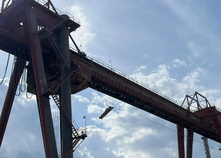 На підприємстві Криворіжжя загинув працівник у кабіні крана на 30-метровій висоті
